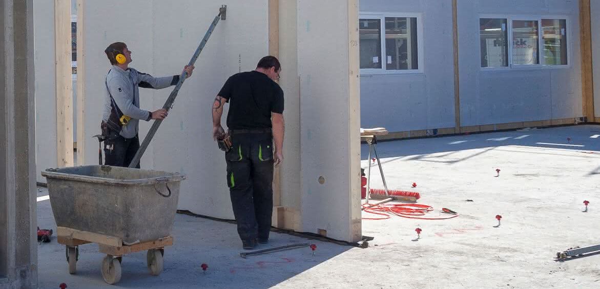 Auf der Baustelle werden die einzelnen Wandelemente in Minutenschnelle auf die Bolzen gesteckt Auf der Baustelle werden die einzelnen Wandelemente in Minutenschnelle auf die Bolzen gesteckt
