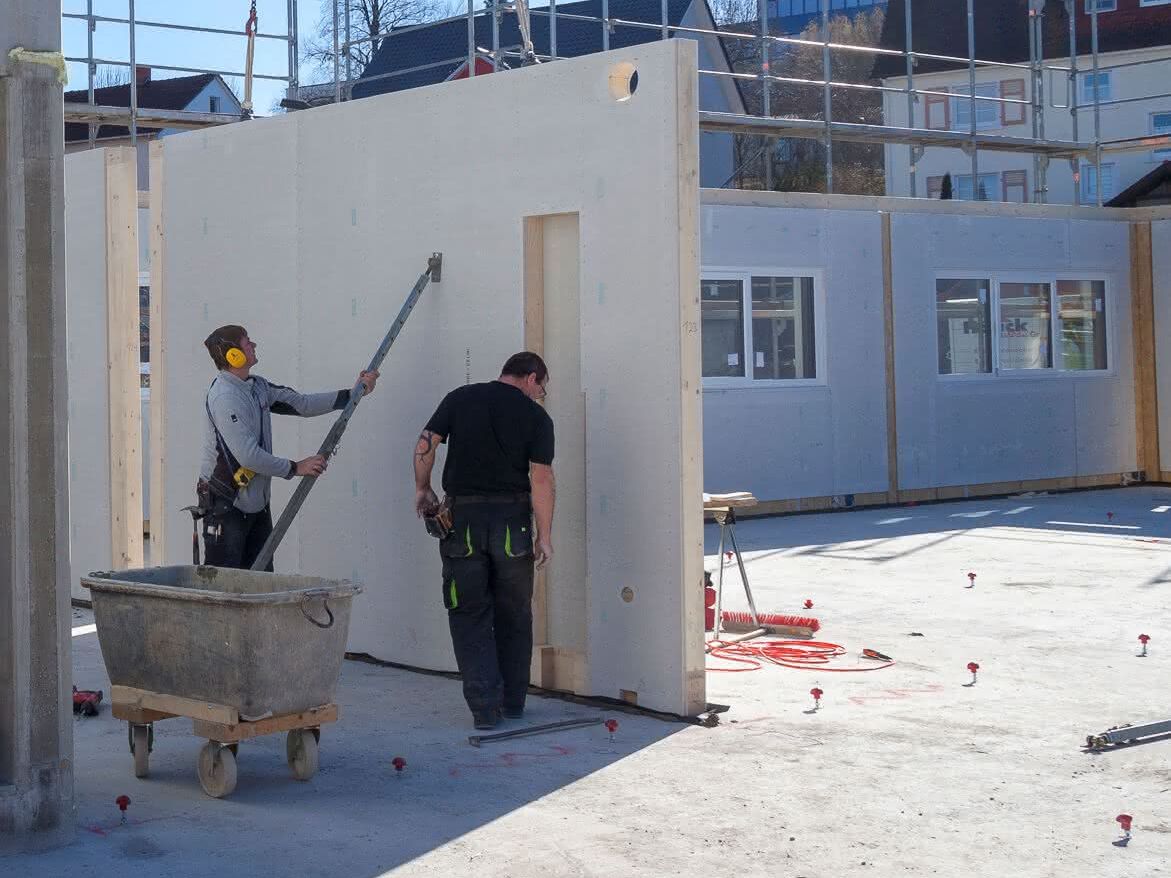 Auf der Baustelle werden die einzelnen Wandelemente in Minutenschnelle auf die Bolzen gesteckt Auf der Baustelle werden die einzelnen Wandelemente in Minutenschnelle auf die Bolzen gesteckt