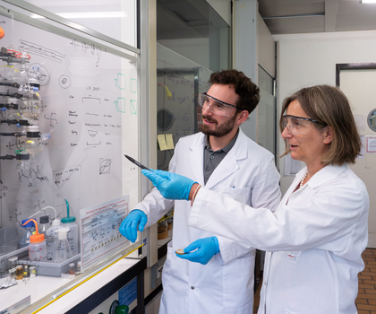 Flexibler Elektrolyt verbessert Feststoffbatterien Dorina Opris (rechts) und Can Zimmerli haben die Silikon-Basis mit funktionalen Gruppen versehen, die das Polymer zu einem guten Ionenleiter machen, ohne ihm seine Elastizität zu nehmen.