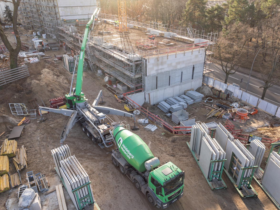 Heidelberg Materials produzierte, lieferte und pumpte u.a. seinen 30 % CO₂-reduzierten Beton evoBuild. Elementdecken und Doppelwände warten bereits auf ihren Einbau. Heidelberg Materials produzierte, lieferte und pumpte u.a. seinen 30 % CO₂-reduzierten Beton evoBuild. Elementdecken und Doppelwände warten bereits auf ihren Einbau.
