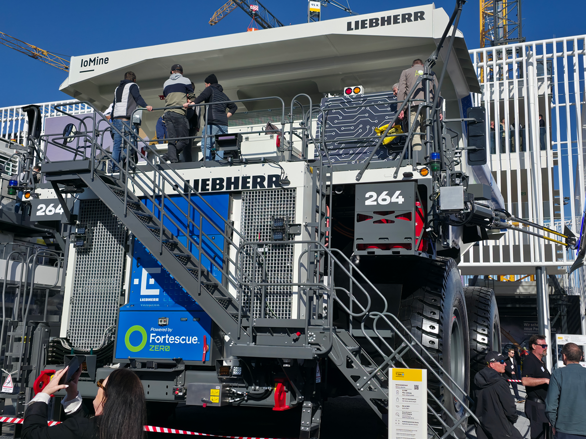 Der T 264 Muldenkipper von Liebherr auf dem Freigelände der bauma 225 in München