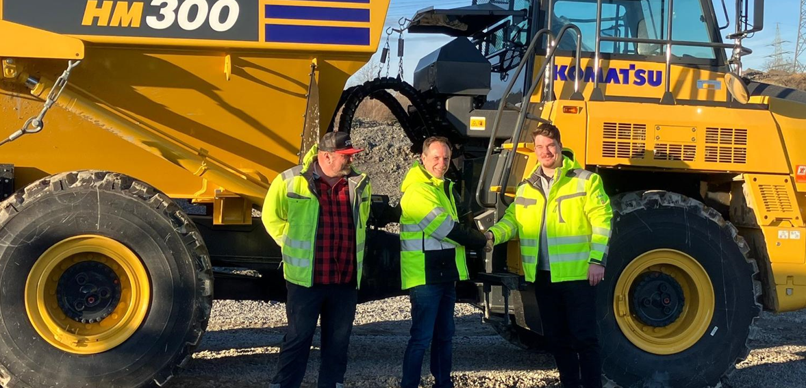 Übergabe des neuen HM300-5 an die Schotterwerke Markgröningen GmbH & Co. KG. Von links nach rechts: Rene Schuch Betriebsleiter, Kuhn Gebietsverkaufsleiter Gerald Pietzsch und Alexander Burckhardt, Betriebsingenieur. Übergabe des neuen HM300-5 an die Schotterwerke Markgröningen GmbH & Co. KG. Von links nach rechts: Rene Schuch Betriebsleiter, Kuhn Gebietsverkaufsleiter Gerald Pietzsch und Alexander Burckhardt, Betriebsingenieur.