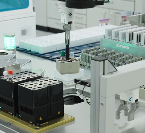 Den Transport der Probenracks übernimmt ein Roboter Den Transport der Probenracks übernimmt ein Roboter