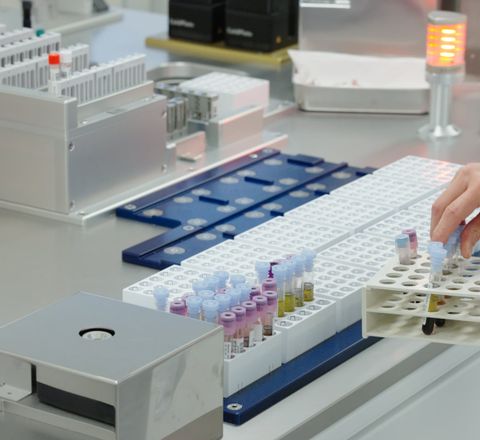 Die erste Bereitstellung der Proben erfolgt manuell Die erste Bereitstellung der Proben im automatisierten Labor erfolgt manuell
