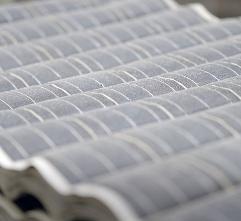 With a recycling rate of 98%, Solar Materials aims to take the circular economy in the solar industry to a new level. Recycling solar modules is no trivial task. Each panel weighs up to 20 kilograms and can vary in size and condition. With a recycling rate of 98%, Solar Materials aims to take the circular economy in the solar industry to a new level. Recycling solar modules is no trivial task. Each panel weighs up to 20 kilograms and can vary in size and condition.