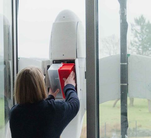 Asklepios Kliniken starten Flugtransport: Drohne transportiert Laborproben Beladung der Drohne mit Laborproben.