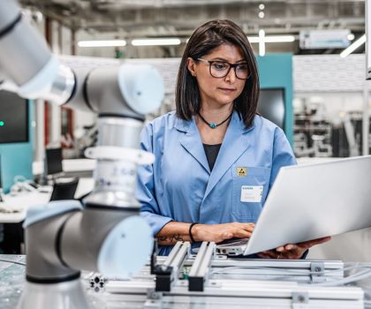 Industrielle KI und Fertigung: Siemens und IFS schließen Lücke zwischen Planung und Betrieb