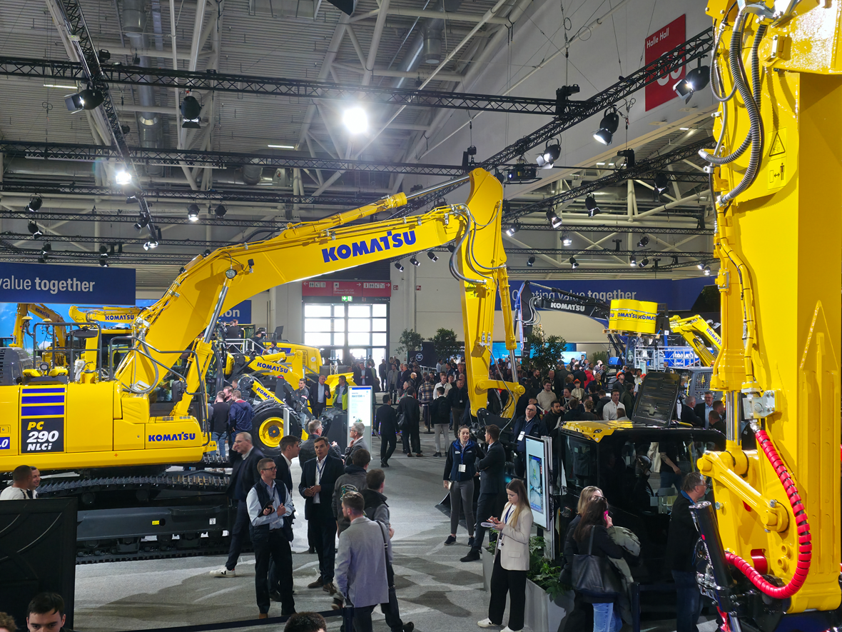 Dicht drängten sich die Gäste um die Bagger von Komatsu