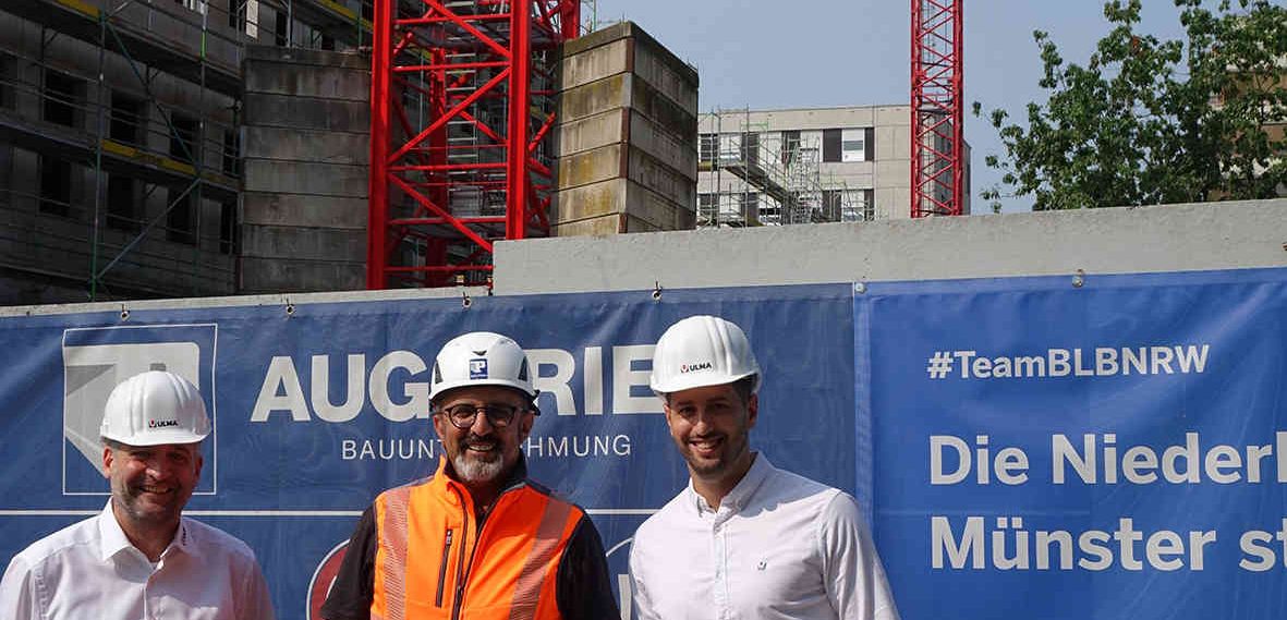 Dank der engen Zusammenarbeit zwischen ULMA und AUG. PRIEN geht es auf der Baustelle schnell voran. Im Bild (v.l.n.r.): ULMA-Vertriebsmitarbeiter Bernd Gielnik, Oberpolier Paulo dos Reis Silva, AUG. PRIEN Bauunternehmung, und ULMA-Projektleiter Marc Littgen. Dank der engen Zusammenarbeit zwischen ULMA und AUG. PRIEN geht es auf der Baustelle schnell voran. Im Bild (v.l.n.r.): ULMA-Vertriebsmitarbeiter Bernd Gielnik, Oberpolier Paulo dos Reis Silva, AUG. PRIEN Bauunternehmung, und ULMA-Projektleiter Marc Littgen.