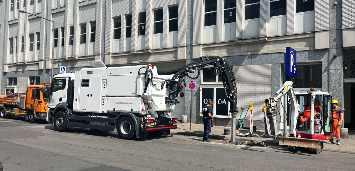 Dino-Saugbagger von MTS sicher im urbanen Umfeld Dino-Saugbagger von MTS sicher im urbanen Umfeld