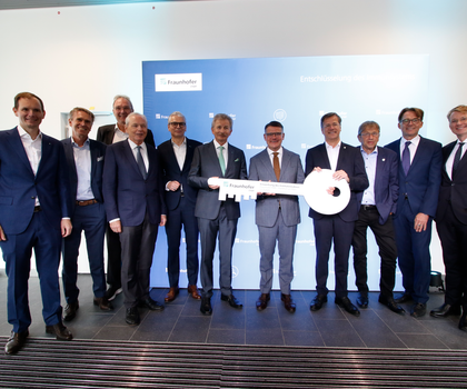 Fraunhofer-Institut für Translationale Medizin und Pharmakologie (ITMP) bezieht sein neues Forschungsgebäude auf dem Campus Niederrad in Frankfur Schlüsselübergabe durch Ministerpräsident Boris Rhein an den geschäftsführenden Institutsleiter des Fraunhofer ITMP Prof. Dr. Gerd Geißlinger.