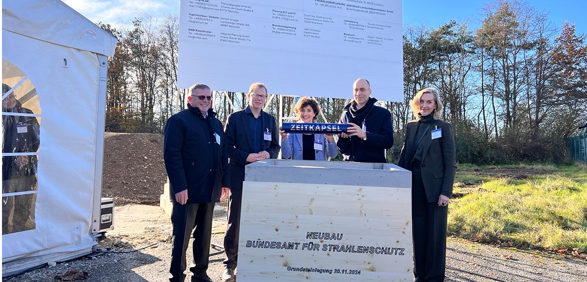 Grundsteinlegung Bundesamt für Strahlenschutz Walter Kolbeck (BIMA), Hartmut Pellens (BMUV), Inge Paulini (BfS), Johan Kramer (GKL), Doris Lackerbauer (StBA RO) bei Grundsteinlegung