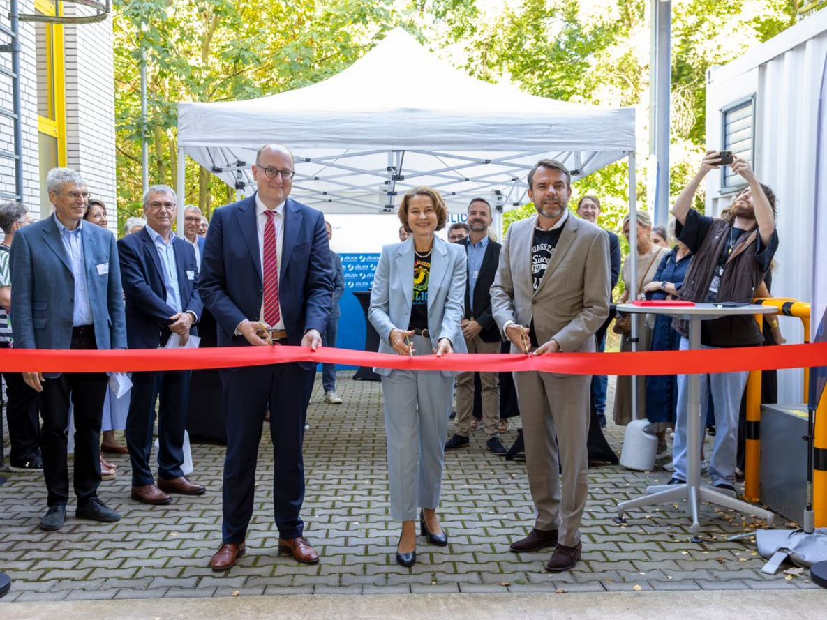 AgraSim in Jülich eingeweiht: Forschungsplattform simuliert Klimaeffekte auf Landwirtschaft Mit dem symbolischen Durchtrennen des roten Bandes weihten der Parlamentarische Staatssekretär im Bundesministerium für Forschung, Technologie und Raumfahrt, Matthias Hauer MdB, die Vorstandsvorsitzende des Forschungszentrums Jülich, Prof. Astrid Lambrecht, sowie Vorstandsmitglied Prof. Peter Jansens, zuständig für den wissenschaftlichen Geschäftsbereich Bioökonomie, die Forschungsplattform AgraSim offiziell ein.