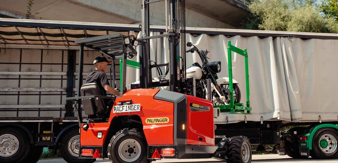 „Shift your perspective”: Die Mitnahmestapler von Palfinger vereinen Leistung, Komfort und Sicherheit. Auf der bauma 2025 präsentiert Palfinger die neuesten Updates zur FL-Reihe, darunter eine weitere Weltpremiere. „Shift your perspective”: Die Mitnahmestapler von Palfinger vereinen Leistung, Komfort und Sicherheit. Auf der bauma 2025 präsentiert Palfinger die neuesten Updates zur FL-Reihe, darunter eine weitere Weltpremiere.