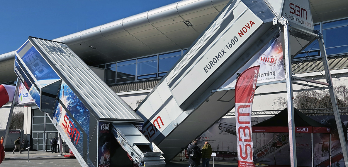 In den beiden Design-Varianten "Standard" (rechts) und "Exclusive" präsentierte SBM seine neue mobile Betonmischanlage EUROMIX® 1600 NOVA in München.