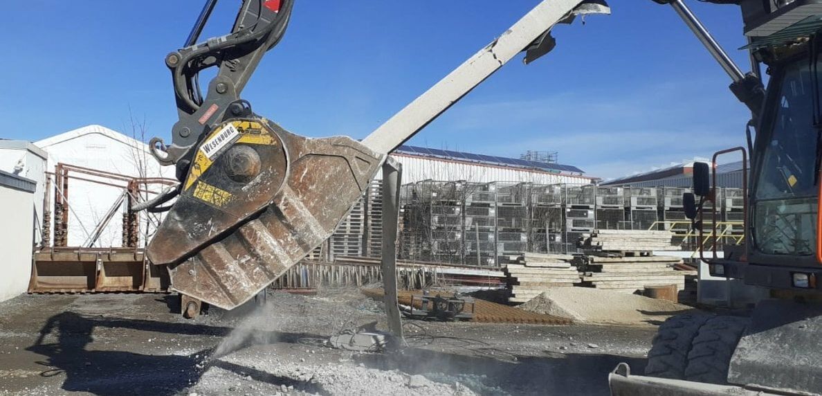 MB Crusher BF70.2 S4: Effiziente Lösung für die Aufbereitung komplexer Baustoffe Ein Brecherlöffel BF 70.2 S4 im Einsatz