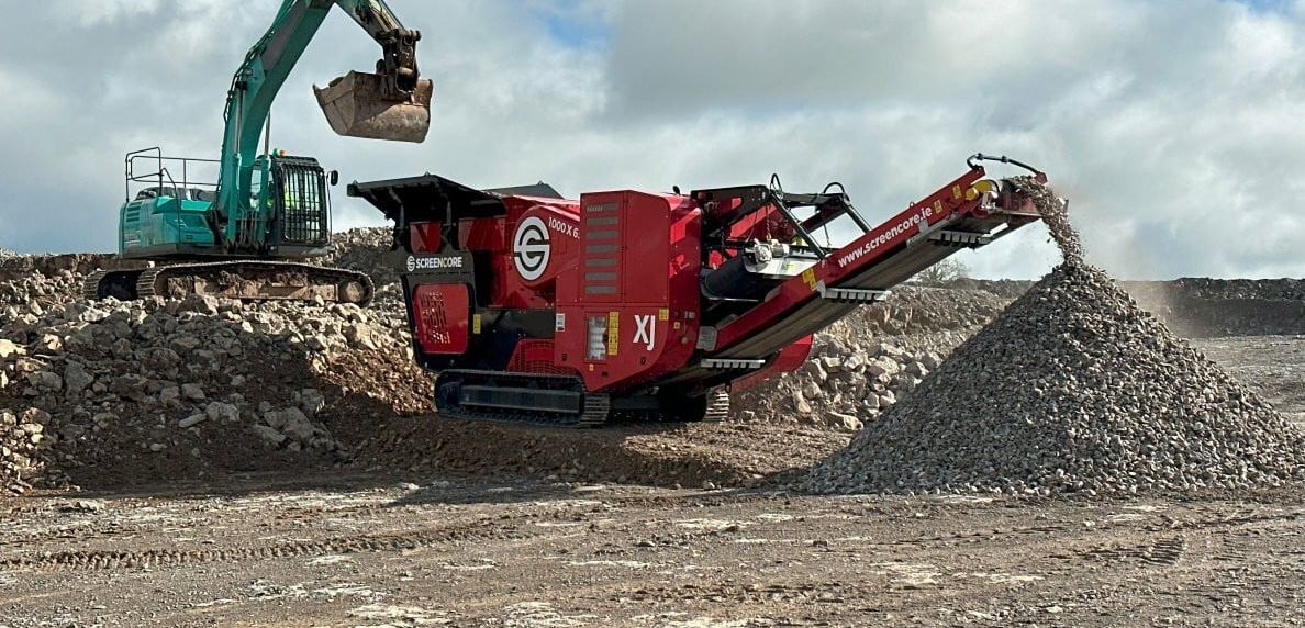 Screencore Hybrid XJ Dual-Power Raupenbackenbrecher: Effiziente Lösung für Abbruch und Recycling Screencore Hybrid XJ Dual-Power Raupenbackenbrecher: Effiziente Lösung für Abbruch und Recycling