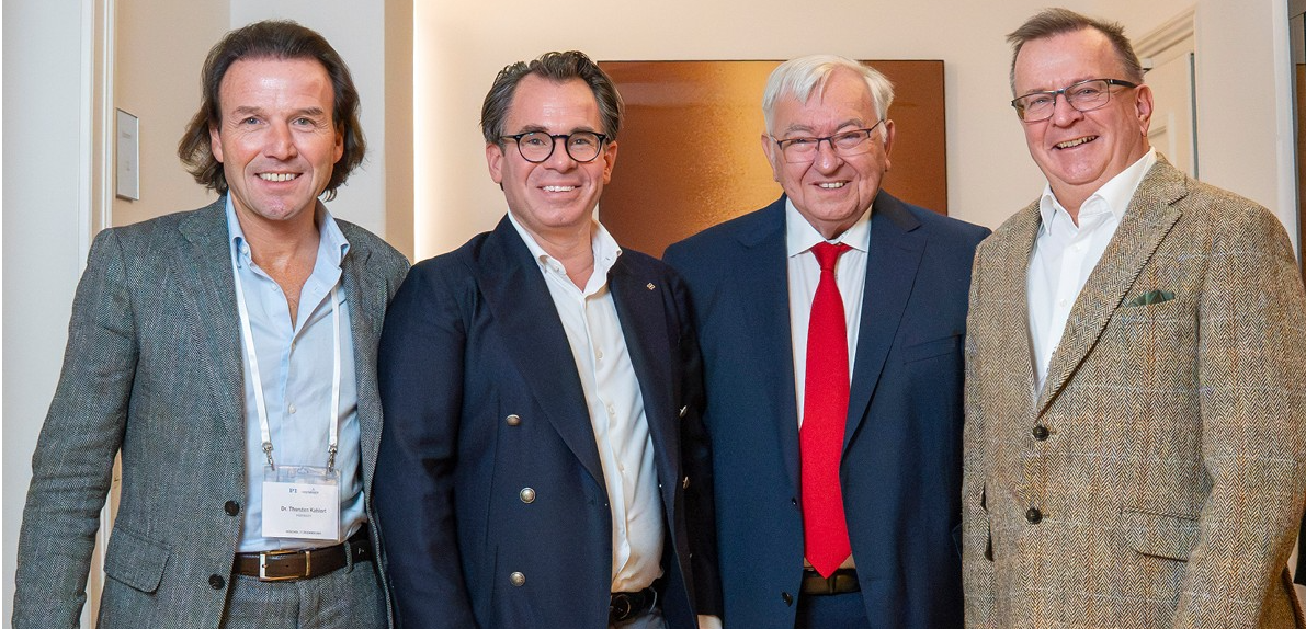 Physik Instrumente (PI) wird Teil des Hoerbiger Konzerns Dr. Thorsten Kahlert, CEO HOERBIGER, Markus Spanner, CEO PI, Dr. Karl Spanner, Gründer PI und Dr. Martin Komischke, Präsident des Verwaltungsrates HOERBIGER.