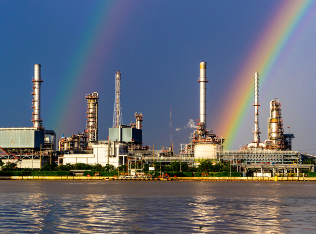 Stimmung in der Chemie- und Pharmabranche verbessert sich leicht Chemieindustrie: Raffinerie mit Regenbogen