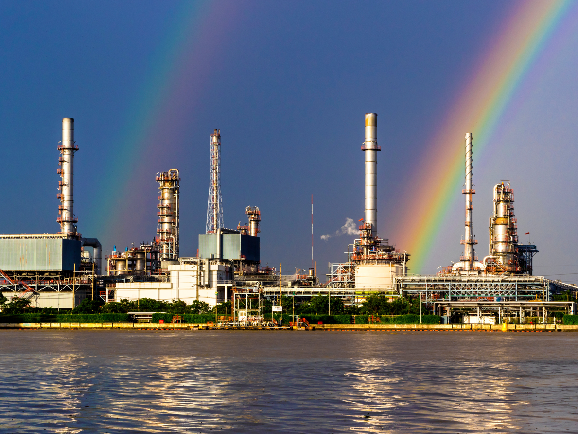 Stimmung in der Chemie- und Pharmabranche verbessert sich leicht Chemieindustrie: Raffinerie mit Regenbogen