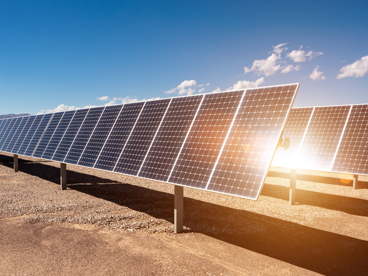 Solarenergie der Zukunft: Molekulare Anker machen Perowskit-Solarzellen wetterfest Großer Aufbau von Perowskit-Solarzellen, die auf Sandboden der Sonne zugerichtet angeordnet sind.