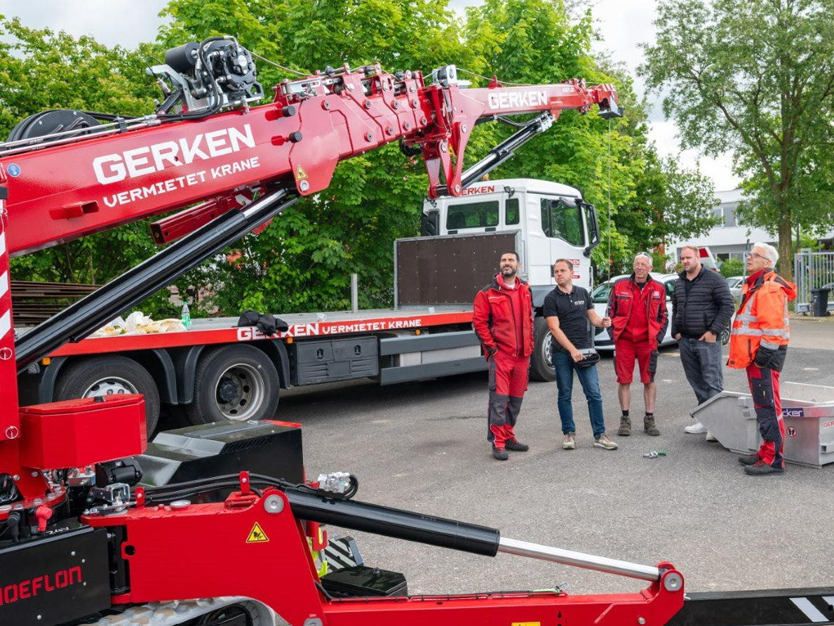 Übergabe der Minikrane auf Firmengelände von Gerken Krane. Übergabe der Minikrane auf Firmengelände von Gerken Krane.