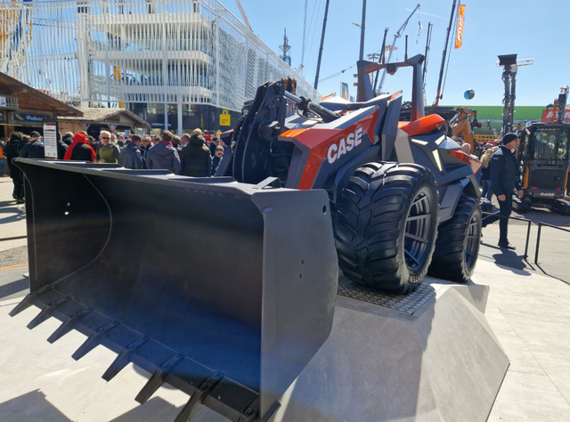 Ein roter autonom fahrender Lader von Case Construction