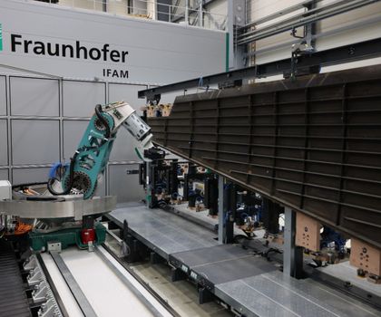 Kompetenzen aus 16 Instituten: Leichtbau: Fraunhofer vernetzt Materialentwicklung und industrielle Anwendung Kompetenzen aus 16 Instituten: Leichtbau: Fraunhofer vernetzt Materialentwicklung und industrielle Anwendung
