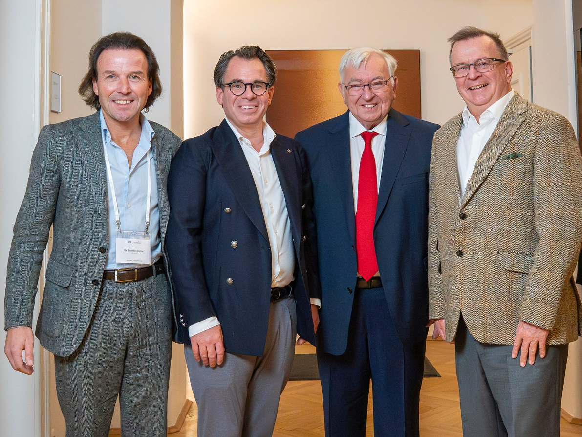 Physik Instrumente (PI) wird Teil des Hoerbiger Konzerns Bei Vertragsunterzeichnung. Von links nach rechts: Dr. Thorsten Kahlert, CEO HOERBIGER, Markus Spanner, CEO PI, Dr. Karl Spanner, Gründer PI und Dr. Martin Komischke, Präsident des Verwaltungsrates HOERBIGER.