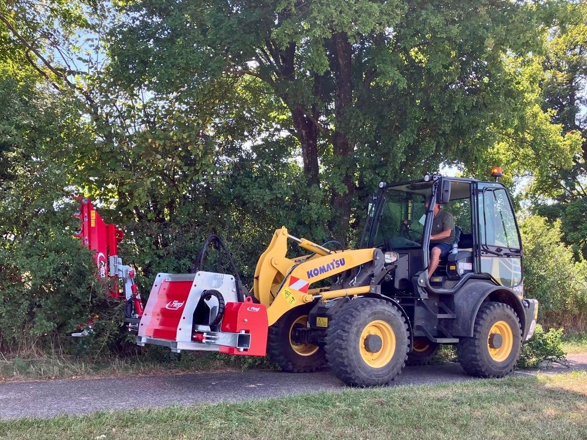Die Kombination aus Radlader und Astschere macht den Bauhof flexibel – ob Transport, Schnitt oder Verladung: alles mit nur einem Fahrzeug. Die Kombination aus Radlader und Astschere macht den Bauhof flexibel – ob Transport, Schnitt oder Verladung: alles mit nur einem Fahrzeug.