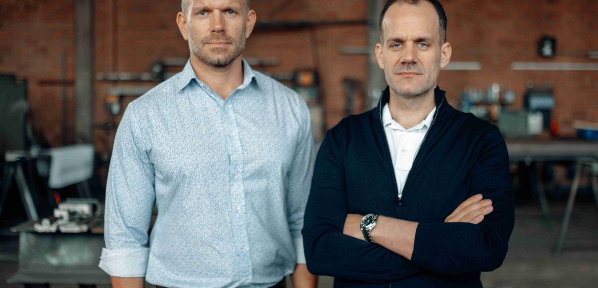 Qualifizierte Fachkräfte statt Bremsen: Wie Handwerksbetriebe zu Wunschmitarbeitern gelangen Adrian und Oliver Bauer blicken entschlossen in die Kamera