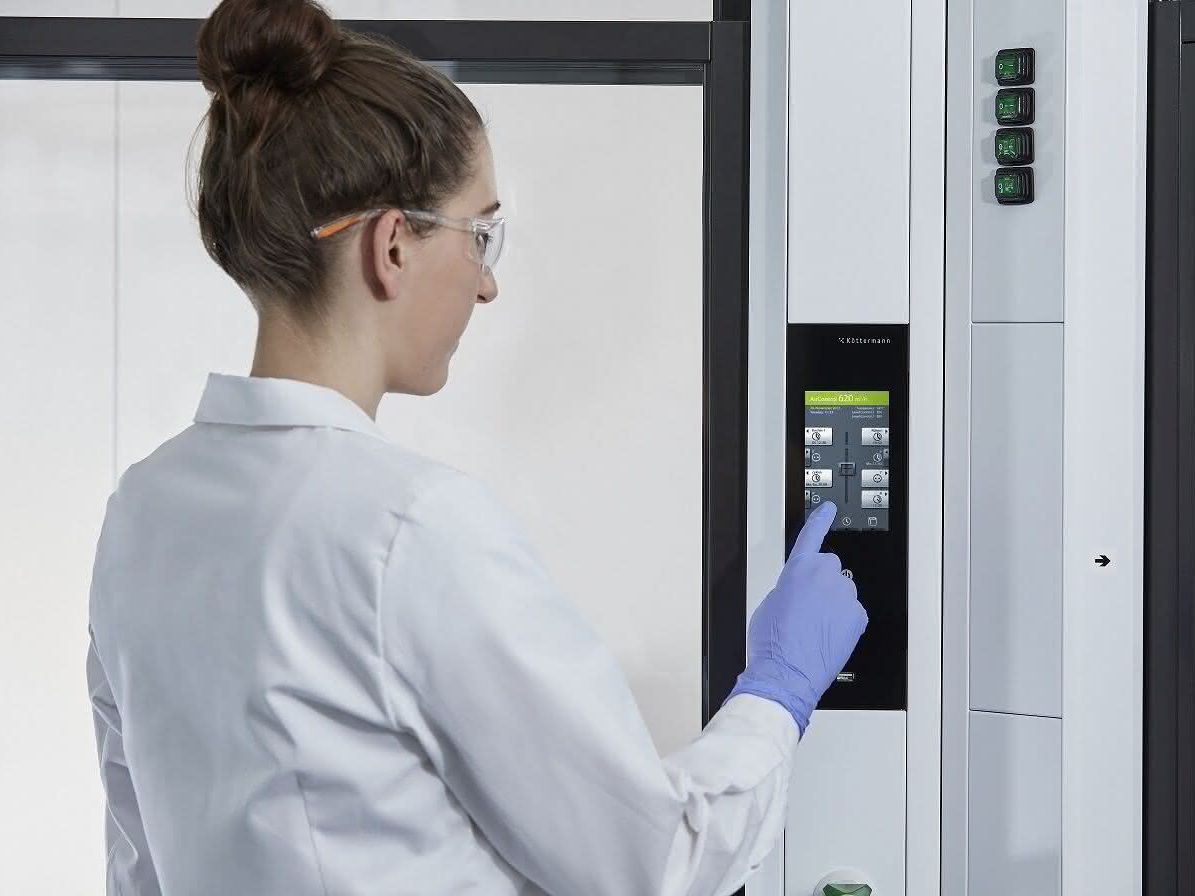 Laborangestellte macht Einstellungen über das Display (Bedieneinheit TouchTronic)
