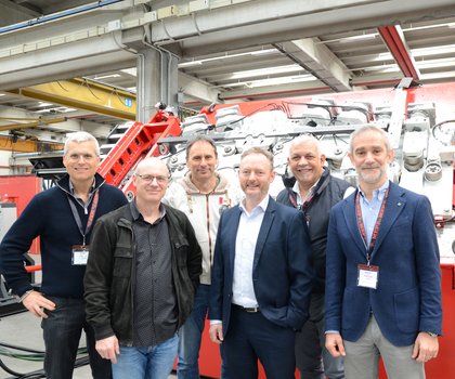 MEP–KEBA-Team. In der Mitte (mit weißem Hemd): Giles Haysom, Procurement Director MEP