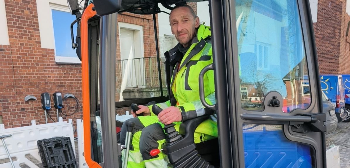 Ralf Schulz, Mitarbeiter beim Leitungstiefbau Dithmarschen und der Erste auf dem EC18 Electric.