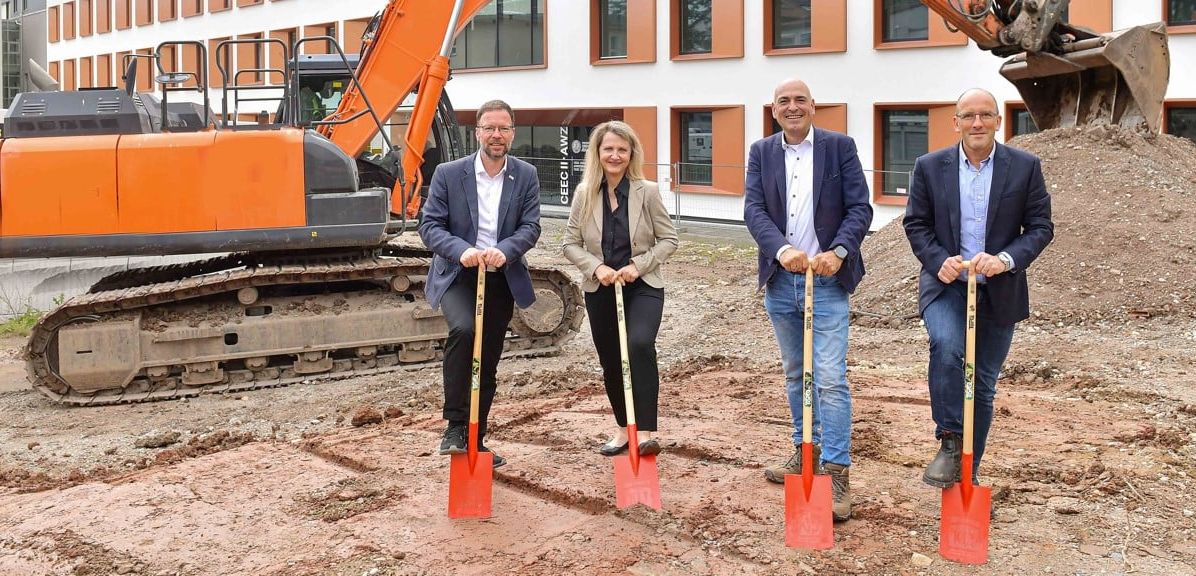Vom Labor in die Fabrikation: In Jena entsteht das Gründungszentrum „lab2fab“ Thomas Nitzsche, Beate Wachenbrunner, Ulrich S. Schubert und Georg Pohnert beim Spatenstich für das neue Gründerzentrum in Jena