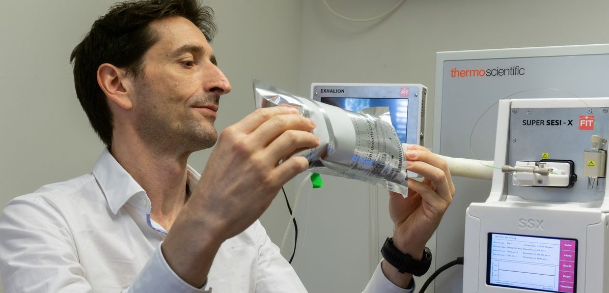 Beutel mit einer Atemluftprobe an Massenspektrometer Person schließt Beutel an ein Massenspektrometer an