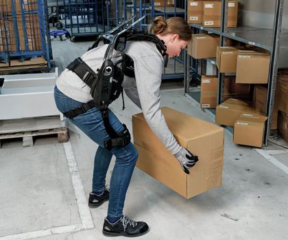 Schmalz auf der Logimat 2026: Kraftsparend greifen mit Exoskelett Schmalz auf der Logimat 2026: Kraftsparend greifen mit Exoskelett