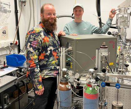 Von links nach rechts: Dr. Carsten Müller, Erstautor der Studie und sein Kollege Deniz Meyer an der Matrixisolationsanlage Von links nach rechts: Dr. Carsten Müller, Erstautor der Studie und sein Kollege Deniz Meyer an der Matrixisolationsanlage in der die Experimente für das Paper durchgeführt wurden.