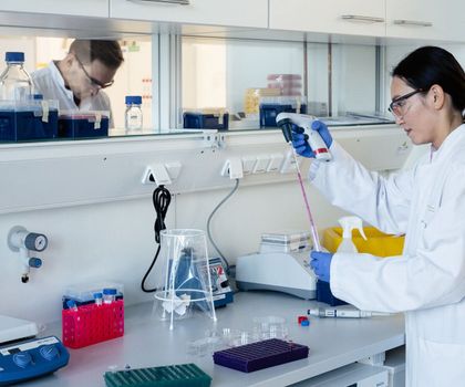 Labormitarbeitende von Avocet Biosciences in einem Labor der Life Science Factory am Standort Göttingen. Für die Forschungsarbeiten nutzt Avocet Biosciences ein Labor der Life Science Factory am Standort Göttingen.
