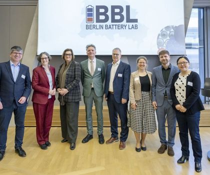 Forschungsplattform Berlin Battery Lab: BAM, HZB und HU Berlin forschen gemeinsam an Natrium-Batterien Bei der Einweihung des Berlin Battery Lab: Prof. Dr. Bernd Rech, Prof. Dr. Julia von Blumenthal, Dr. Ina Czyborra, Prof. Dr. Philipp Adelhelm, Prof. Dr. Ulrich Panne, Saskia Vormfelde, Dr. Tim Fellinger, Prof. Dr. Yan Lu