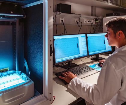 Dr. David Leuthold arbeitet daran, mithilfe des Zebrafischmodells zu testen, ob Umweltchemikalien neurotoxisch wirken. Dr. David Leuthold