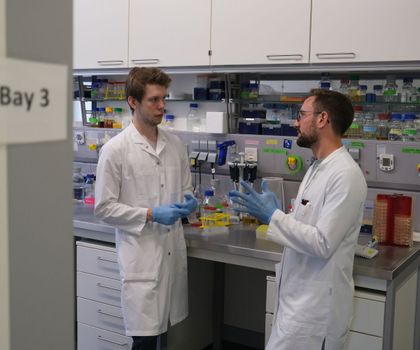 Der Biochemiker Patrick Penndorf (l.) im Gespräch mit Jakob Sprague (Abteilung Mikrobielle Pathogenitätsmechanismen). Forschung umweltfreundlicher gestalten. Der Biochemiker Patrick Penndorf (l.) im Gespräch mit Jakob Sprague (Abteilung Mikrobielle Pathogenitätsmechanismen). Sie besprachen sich zu Möglichkeiten zur Protokolloptimierung und den Einsatz nachhaltiger Lösungen im Labor.