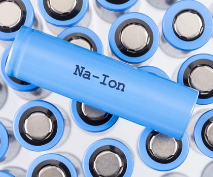 Viele blaue Natrium-Ionen Batterien, die aufrecht stehen. Darauf liegt quer eine Batterie mit der Aufschrift Na-Ion