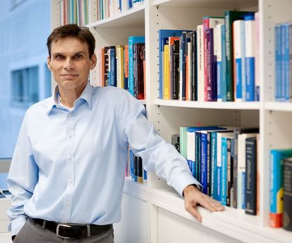 Prof. Dr. Armido Studer Prof. Dr. Armido Studer vor einem Bücherregal