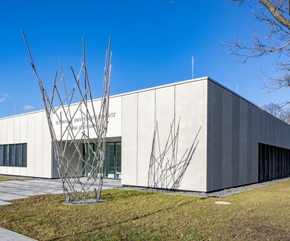TU Chemnitz eröffnet TEM-Zentrum: Neuer Forschungsbau für Materialforschung im Nanobereich Bild des neu errichteten Transmissionselektronenmikroskopiezentrum der TU Chemnitz am Universitätsstandort Erfenschlager Straße 73