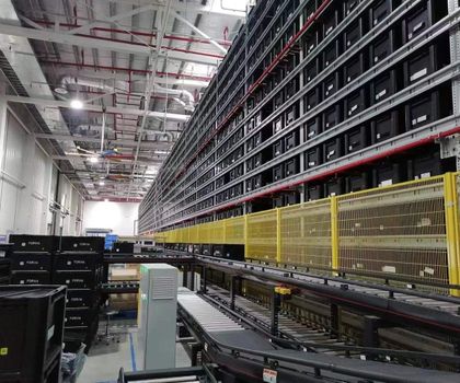 RBG, shuttle and robotics: Combined storage solution with transshipment and pallet warehouse RBG, shuttle and robotics: Combined storage solution with transshipment and pallet warehouse