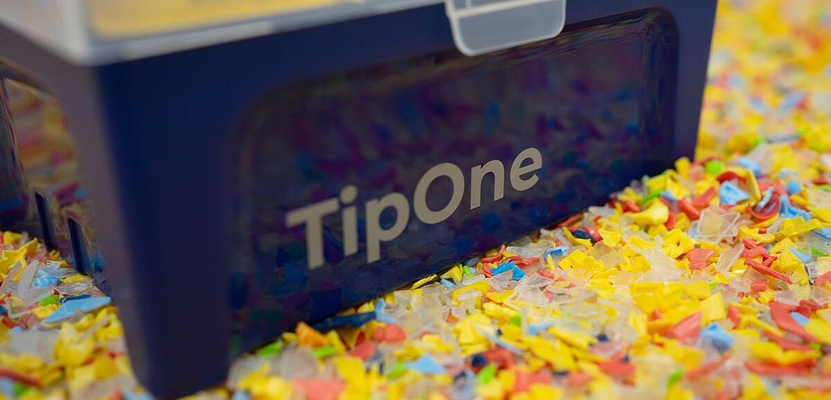 Starlab schließt Recyclingkreislauf für TipOne-Pipettenspitzen Recyclingkreislauf Symbolbild: Tip One Pipetten in buntem Recyclat