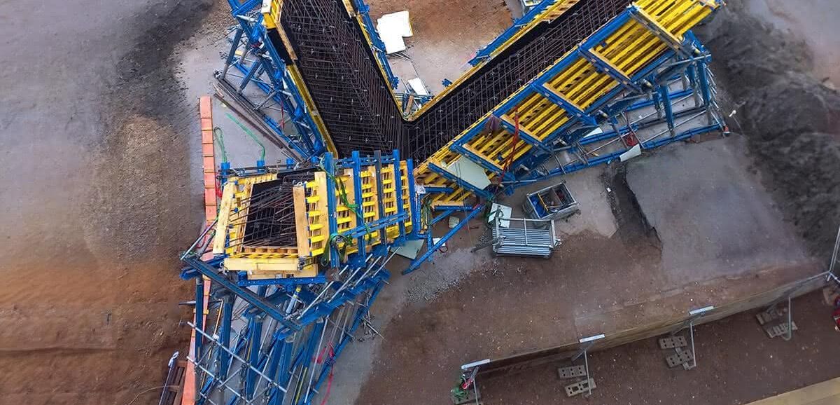 Stützen Eine der dreiarmigen Stützen auf der Baustelle in der Ansicht von oben
