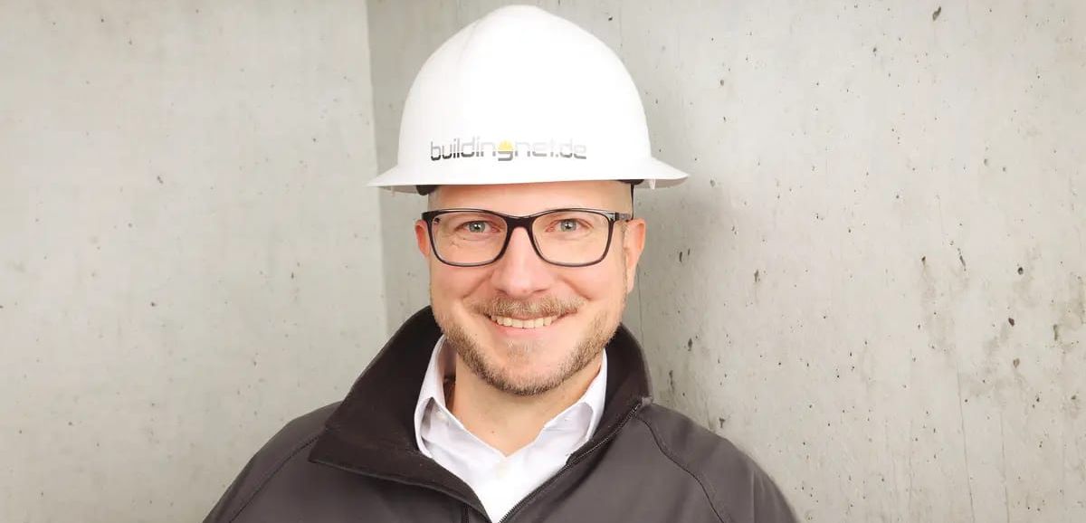Baugewerbe Chefredakteur Kai Ingmar Link Baugewerbe Chefredakteur Kai Ingmar Link lächelt in die Kamera