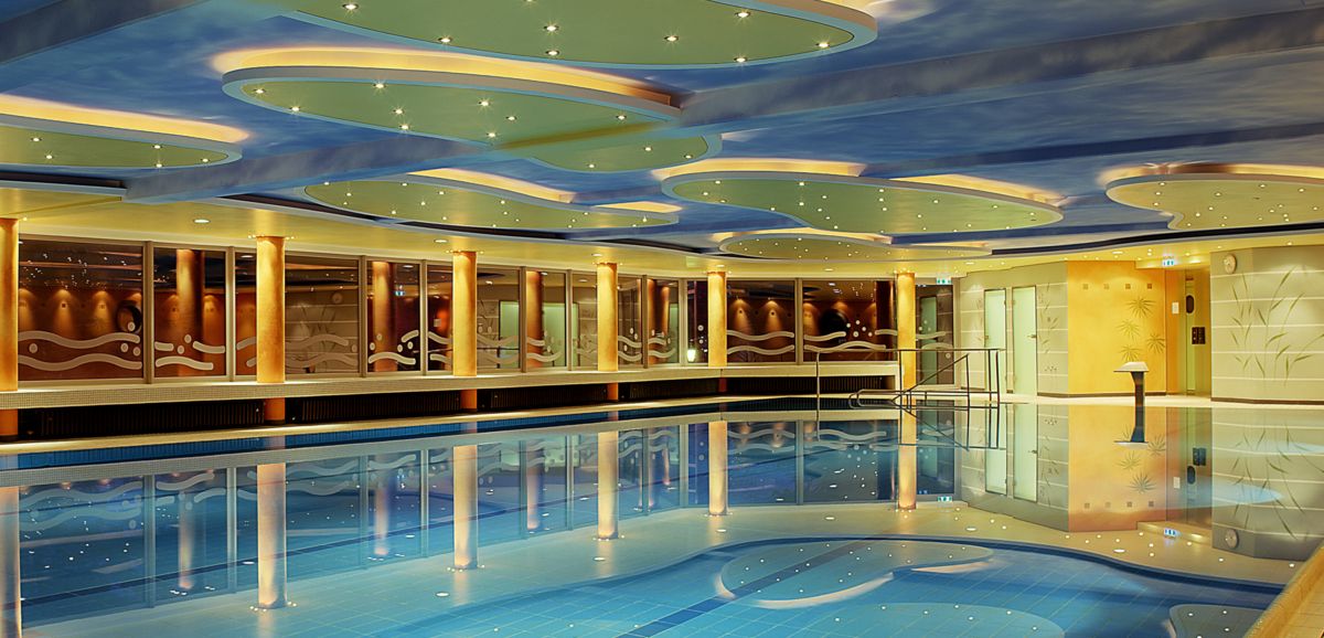 LaHydro sorgt auch im Schwimmbad für dauerhaft sichere Konstruktionen – feuchteunempfindlich, formstabil und optimal für hochbelastete Nassräume geeignet.